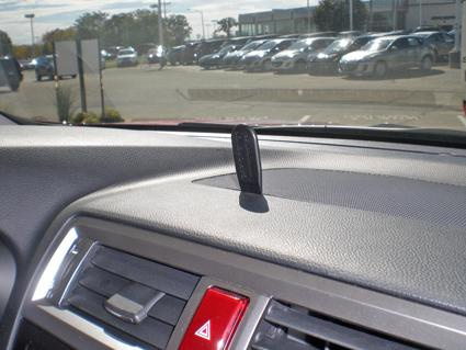 En display eller kontrollpanel i en bilinteriör.