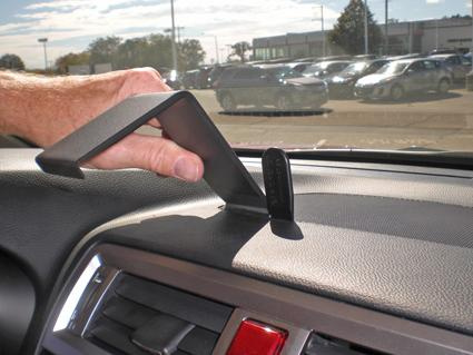 Ett handtag installeras på instrumentbrädan i en Subaru Outback.