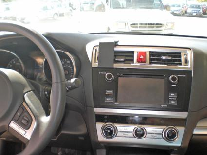 En interiör av en bil med instrumentpanel och infotainmentsystem.