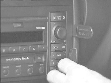 Montering av en ProClip på en Audi A3, radio- och knappkontroller syns.