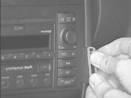 En hand installerar en monteringsbygel i en Audi A3:s instrumentbräda.