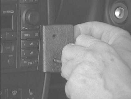 Monteringsbygel fästs på bilens instrumentpanel för Audi A3 01-02.
