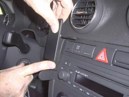 En person installerar en monteringsbygel i en Audi A3.