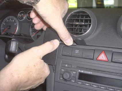 En person monterar en bygel på en Audi A3:s instrumentbräda.