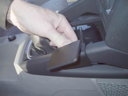 Monteringsbygel för Audi A3, hand som fäster på inredningen.