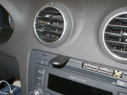 En bilinteriör med luftutblås och en monteringsbygel.