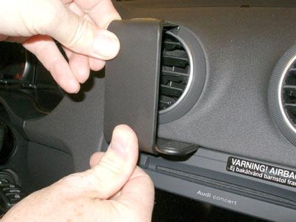 En person fäster en monteringsbygel på en luftventil i en Audi A3.