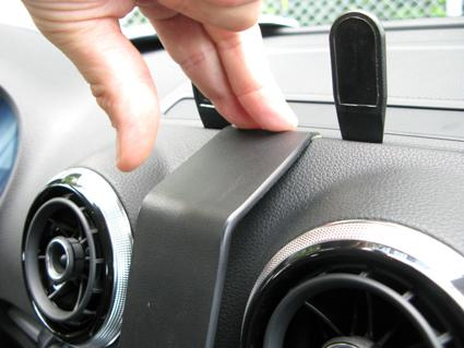 Monteringsbygel för Audi A3, hand som placerar den på instrumentbrädan.