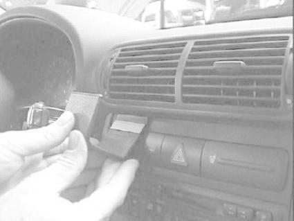 Hållare monteras på instrumentbrädan i en Audi A3.