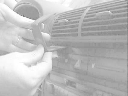 En person installerar en monteringsbygel i en bils interiör.