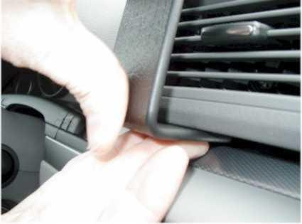 Monteringsbygel som installeras vid luftventil i Audi A4.