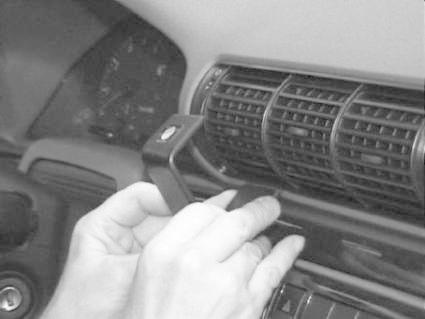 Monteringsbygel installeras vid luftutblåset i en Audi A4.