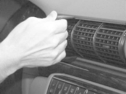 En hand justerar luftventil på en Audi A4 95-01.