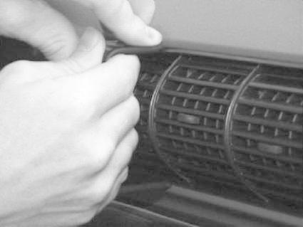 Händer fäster en monteringsbygel vid luftventil i en Audi A4.