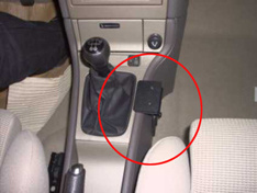 Monteringsbygel för ProClip, installerad i Audi A8:s mittkonsol.