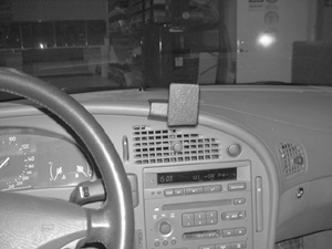 Monteringsbygel i en bilinteriör för Saab 9-5.