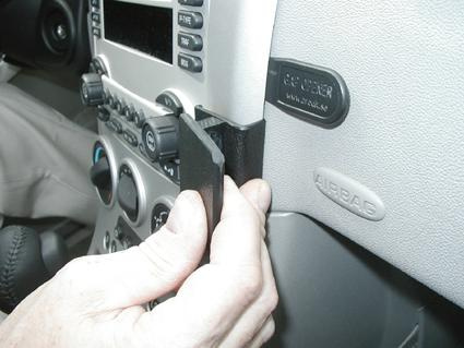 Monteringsbygel installeras i en Chevrolet Equinox.