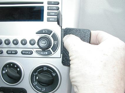 Hållare monteras på bilens instrumentbräda för Chevrolet Equinox 05-09.