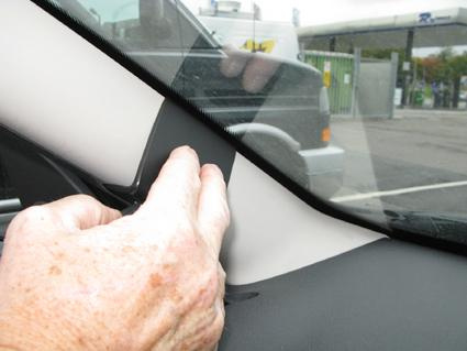 Visar installation av monteringsbygel inuti en bil.