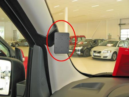 Monteringsbygel för ProClip, installerad vid bilens fönsterhörn.