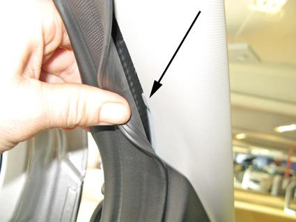 Person som fäster en monteringsbygel på insidan av en bil.