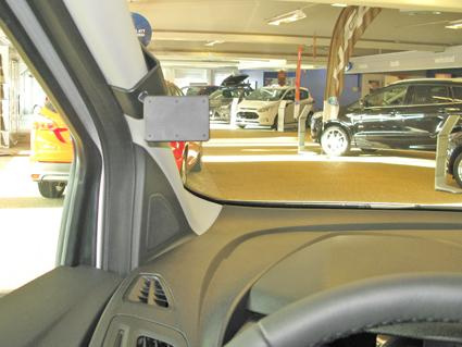 Visar en bilinteriör med en monteringsbygel för Ford Transit Connect.