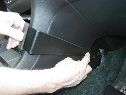 En person installerar en monteringsbygel i en Honda Accord.