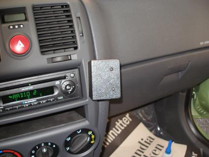 Monteringsbygel i svart plast för Hyundai Getz, fäst vid instrumentpanelen.