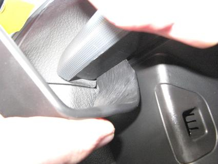 Monteringsbygel för Kia Sorento 13-14, visad med händer som greppar den.