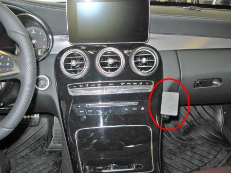 Monteringsbygel för ProClip i Mercedes Benz C-Klass, installerad vid instrumentpanelen.