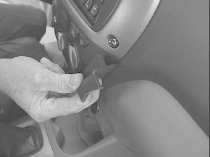 En hand installerar en ProClip monteringsbygel i en bil.