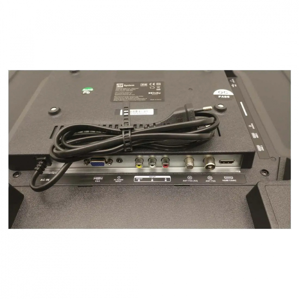 Baksidan av en TV med anslutningar och strömkabel.