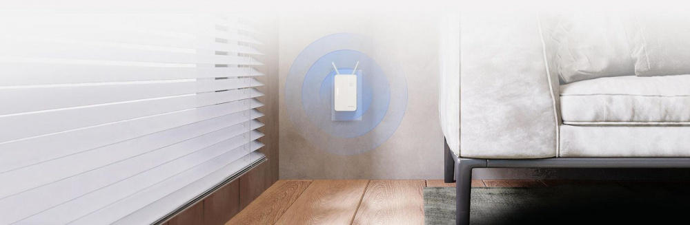 WiFi-repeater med två antenner monterad på vägg, nära en soffa och persienner.