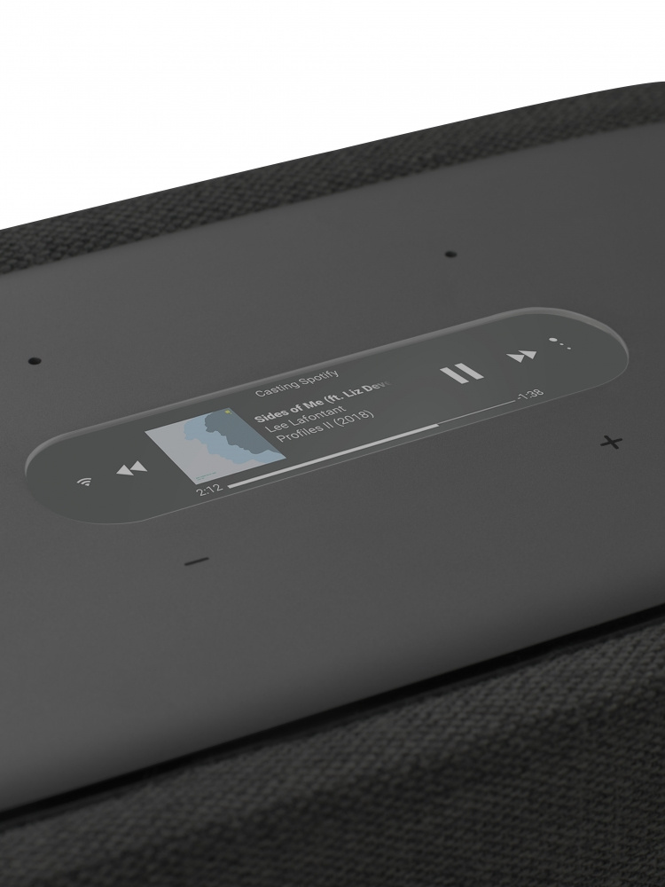 En musikspelare med display som visar låtinfo och kontroller.