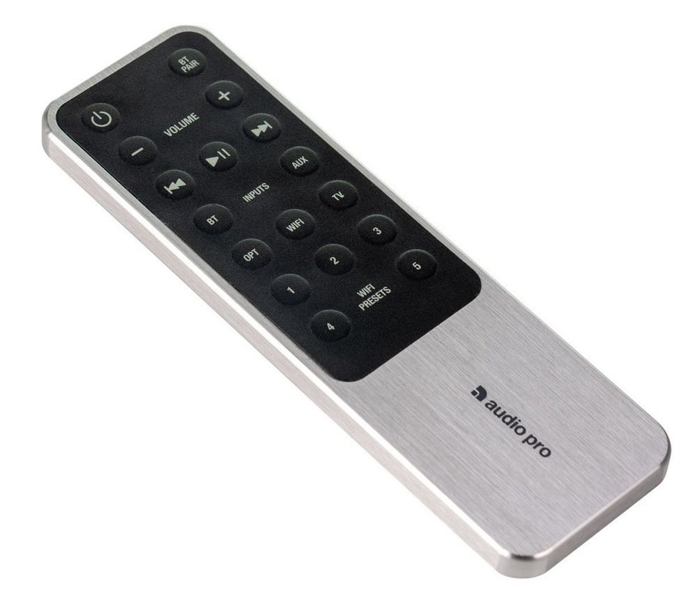 En metallfjärrkontroll med knappar för ljudkontroll och input-val.