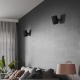 Audio Pro A10 MKII aktiv Wifi-högtalare, svart styck En modern inredning med en grå vägg, soffa, växt och lampor.
