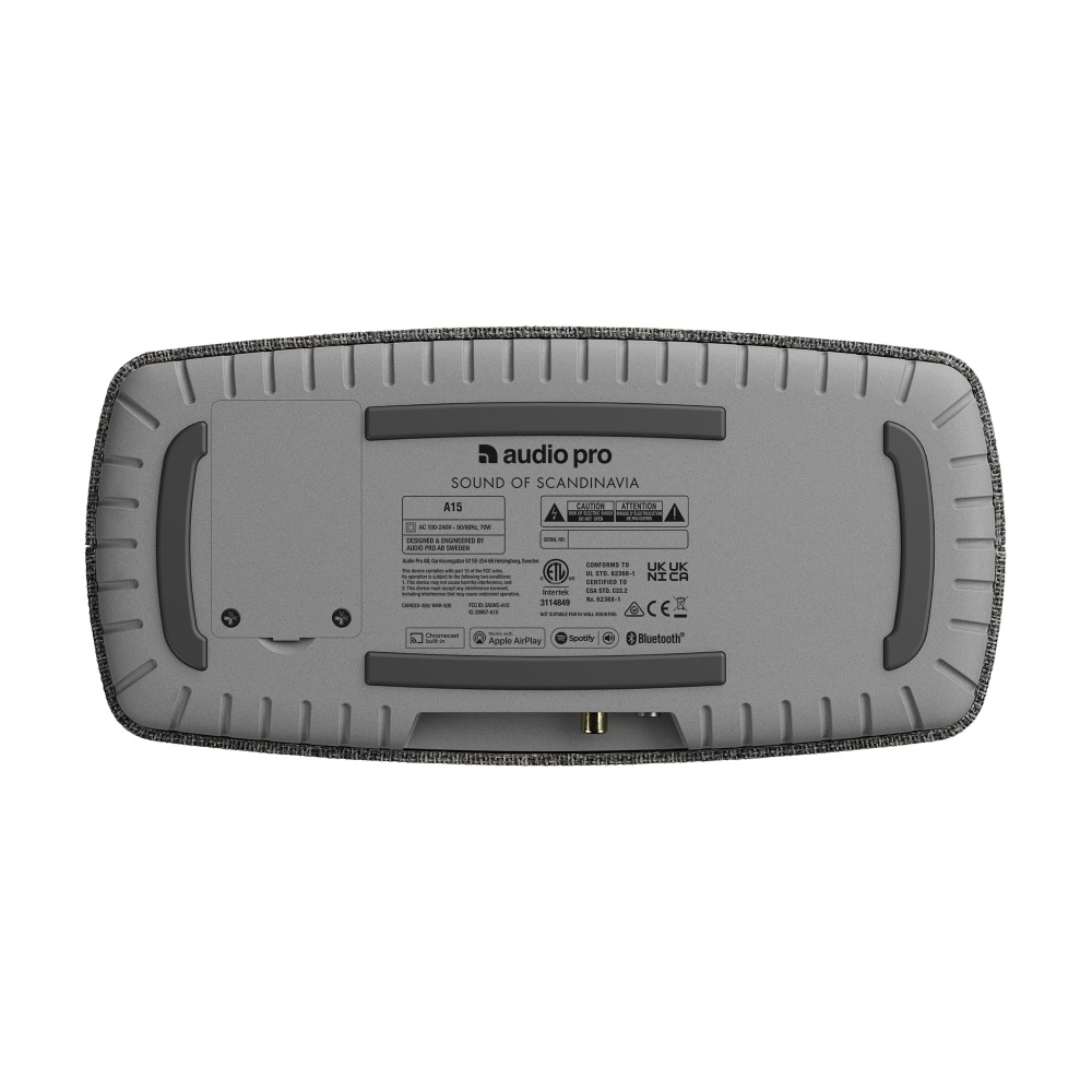 En mörkgrå högtalare med etiketter och anslutningsportar på undersidan.