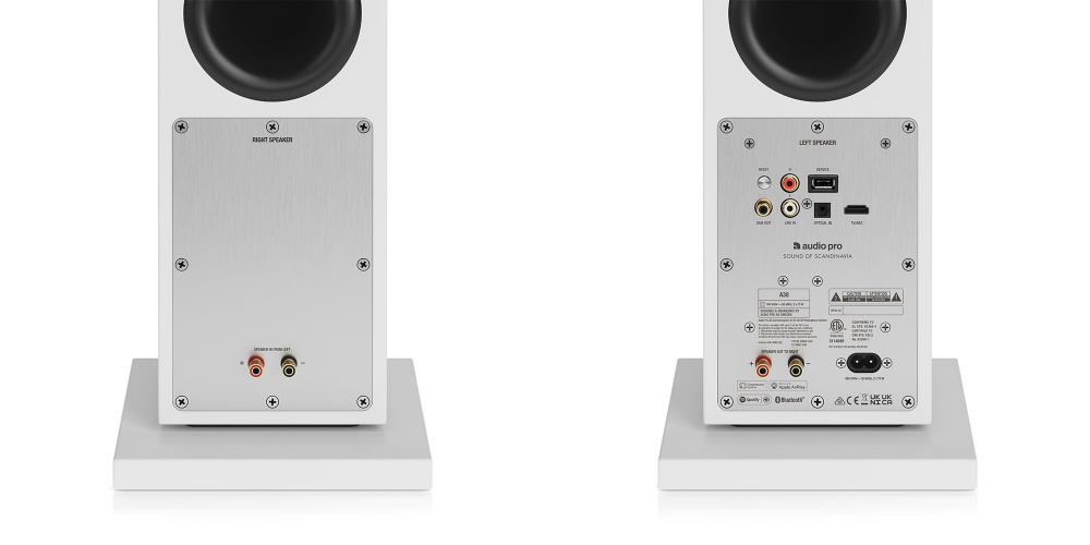 Aktiva golvhögtalare i vitt med WiFi och anslutningsmöjligheter.