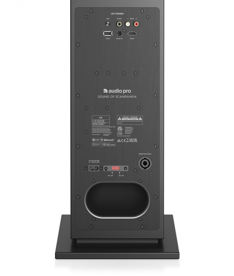 Svart bakpanel av aktiv golvhögtalare med anslutningar och ventilationsöppning.