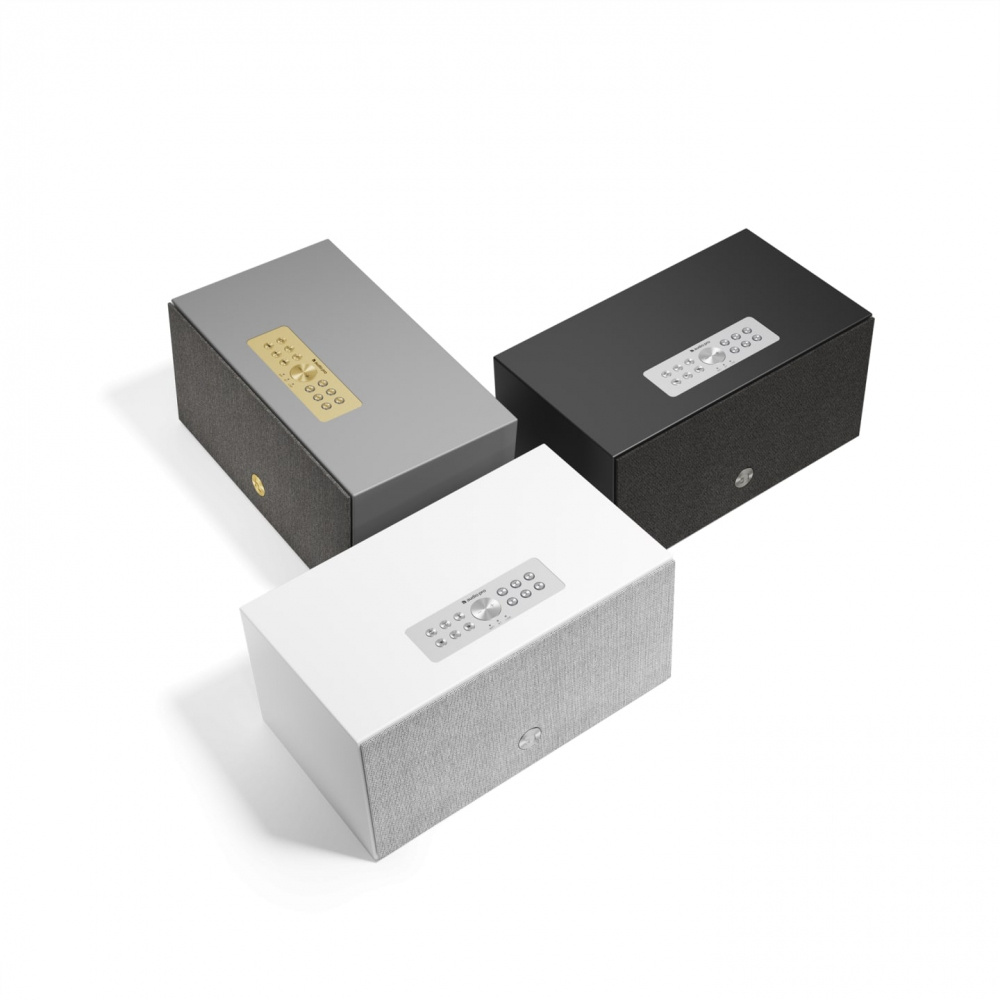 Tre stilrena wifi-högtalare i vitt, svart och grått med knappar på ovansidan.