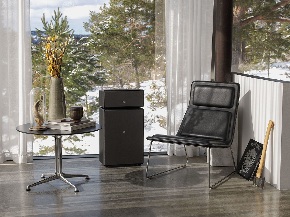 Ett modernt rum med ett bord, stol och Audio Pro Drumfire II högtalare.