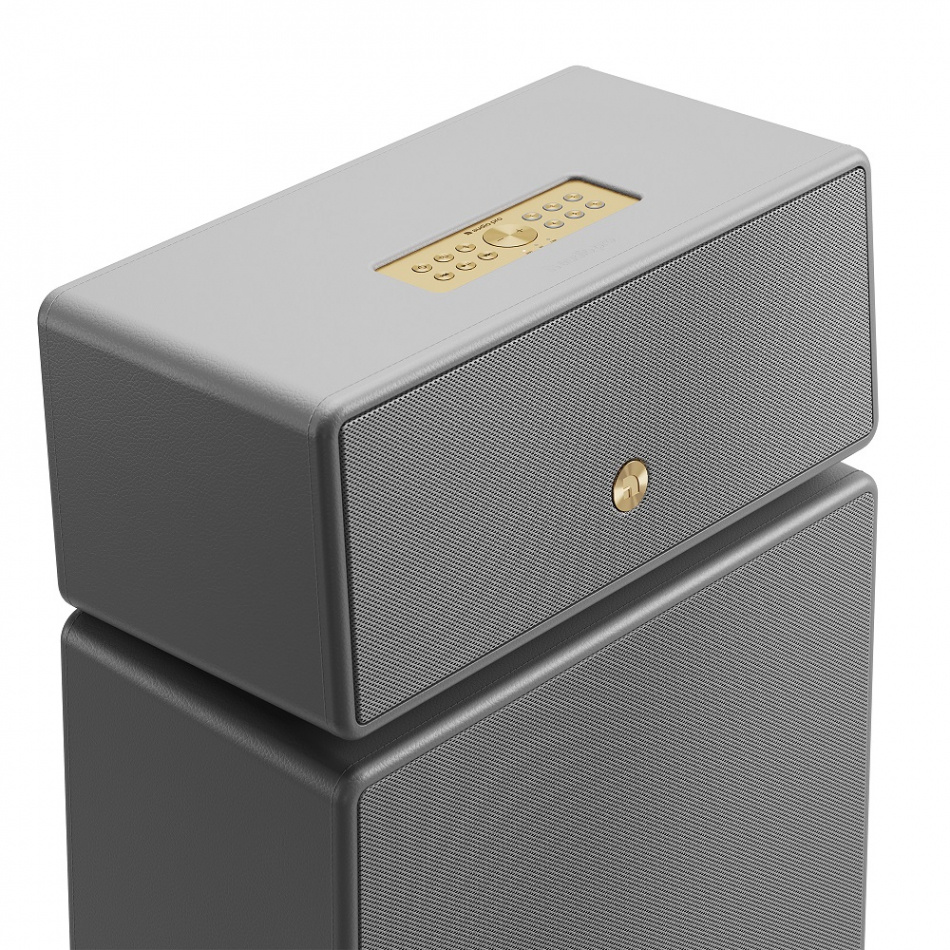 En grå högtalare med kontroller och textdisplay framtill.