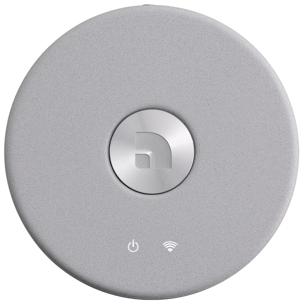 En rund, grå nätverkshub med en knapp och två indikatorlampor.