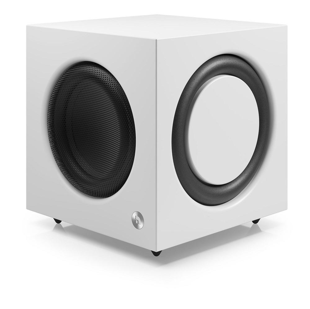 Vit aktiv subwoofer med två högtalarelement i en kubisk design.