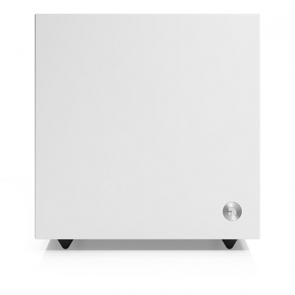 En vit aktiv subwoofer med fyrkantig form och rund logotyp.