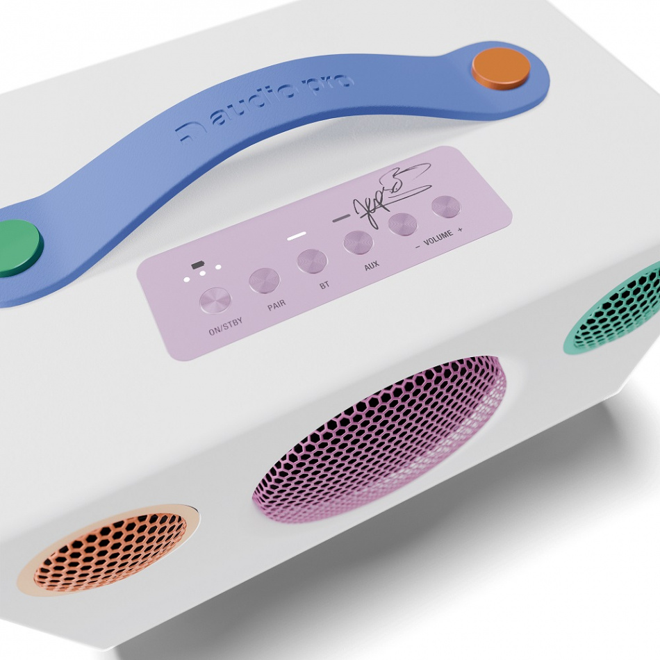 En vit Bluetooth-högtalare med färgglada kontroller och signatur.