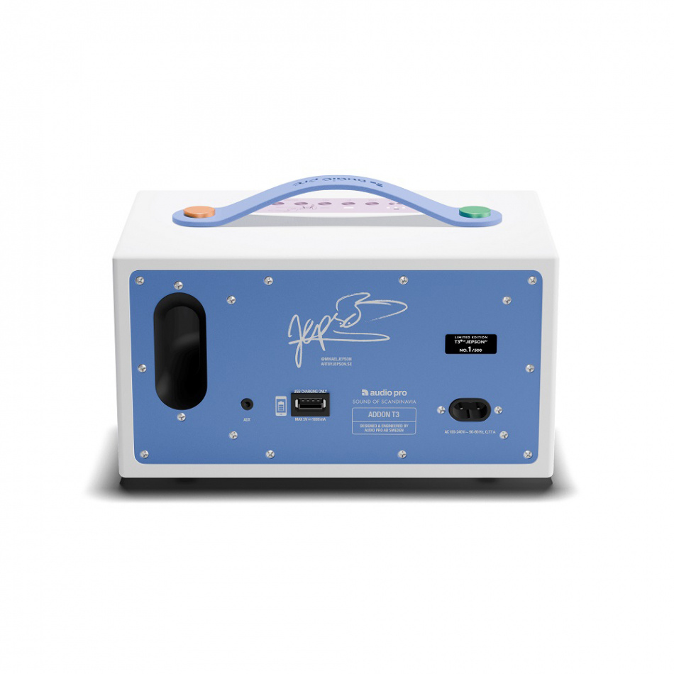 En Bluetooth-högtalare med en färgglad design och ett handtag.