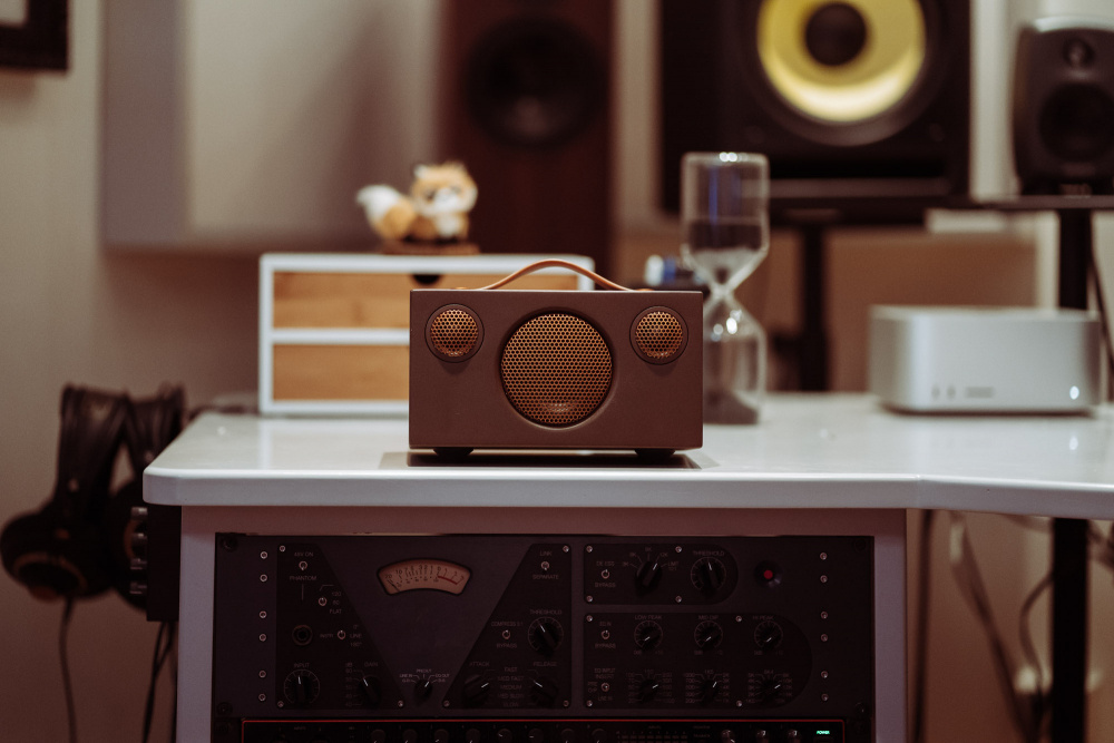 En brun Bluetooth-högtalare med rundade hörn, placerad på ett bord.