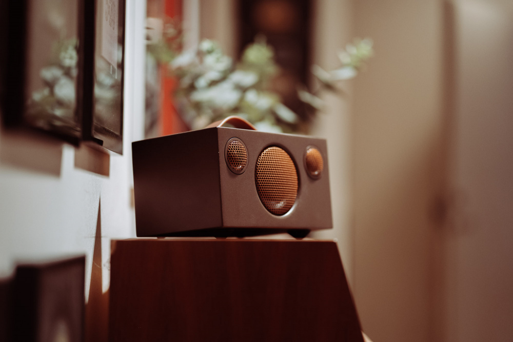 Bluetooth-högtalare i retrodesign med träfinish och rundade former.