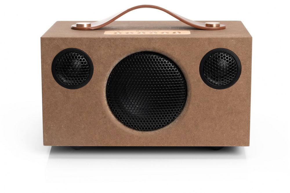 En trådlös Bluetooth-högtalare med retrodesign och läderhandtag.